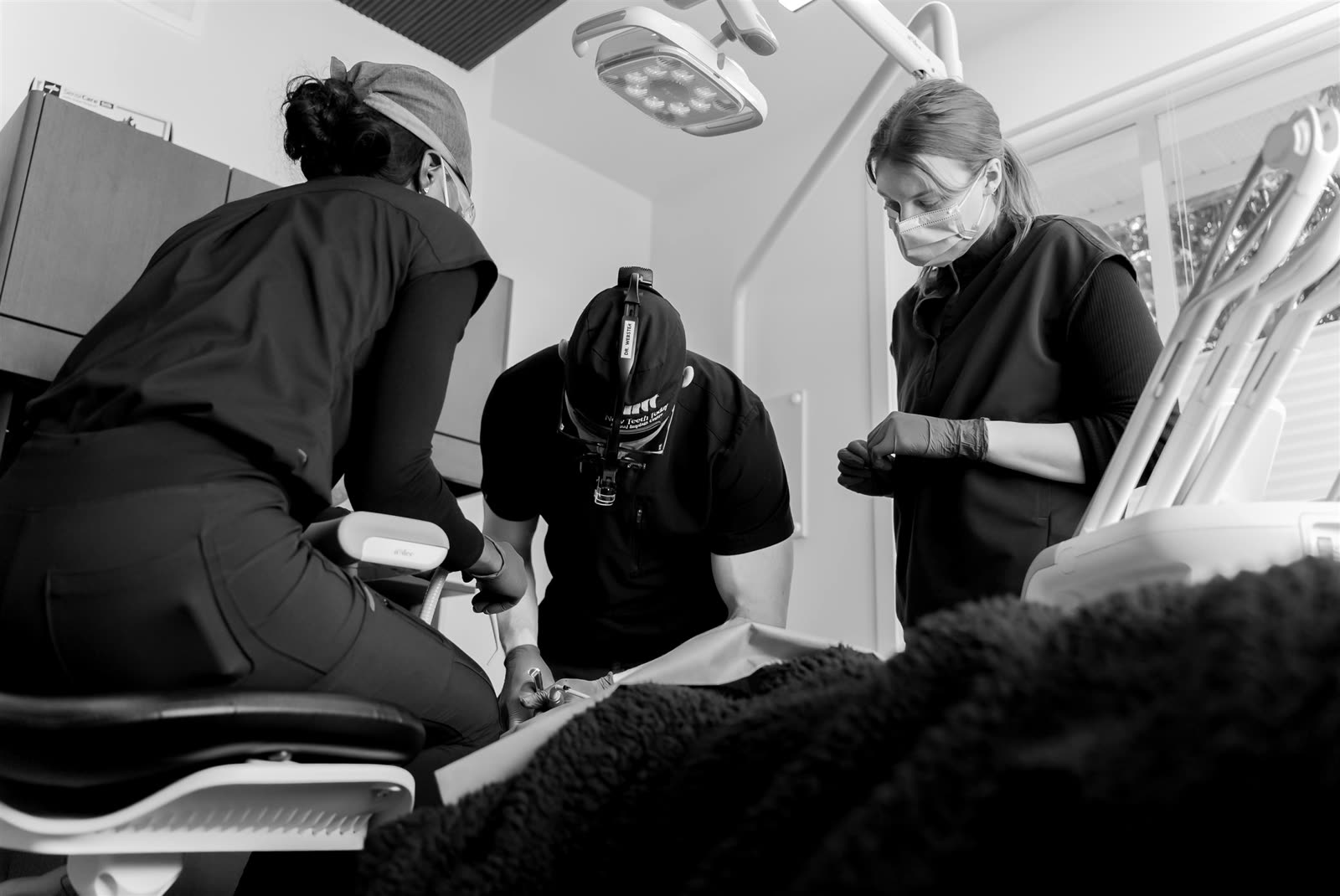 A full operatory with the team at work.